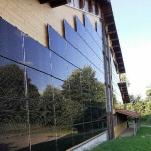 Dämmung, Fassaden-PV und konstruktiver Holzschutz vereint