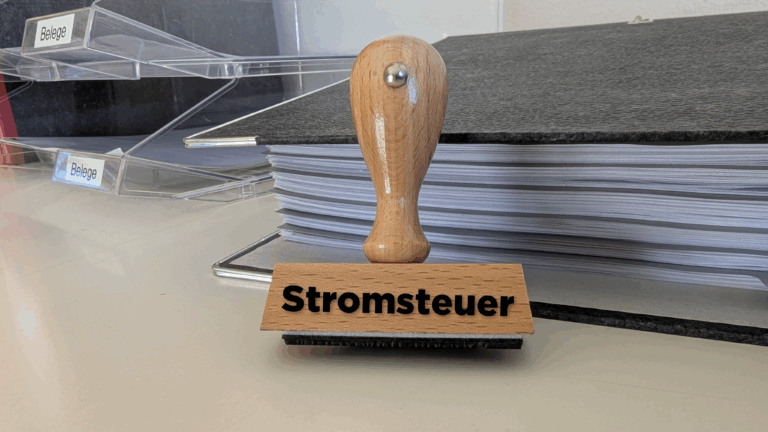 Stempel, auf dem das Wort Stromsteuer steht